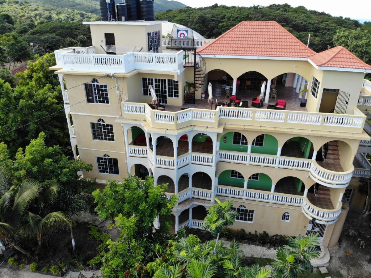 Takuma Boutque Hotel Hotel Rooms & Suites Teluk Montego Bagian luar foto