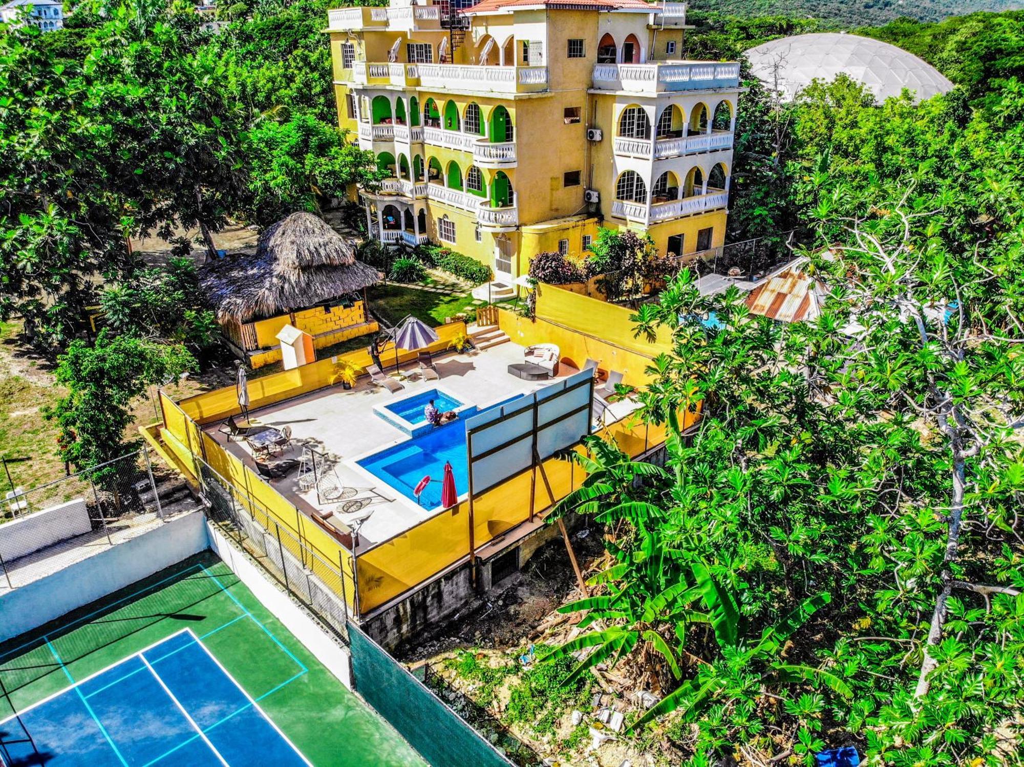 Takuma Boutque Hotel Hotel Rooms & Suites Teluk Montego Bagian luar foto